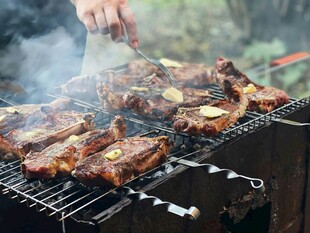 户外烧烤美味烤肉进行时