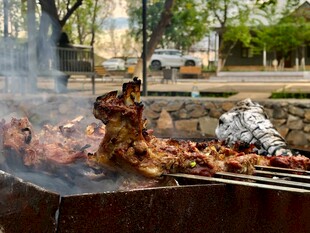 户外烧烤现场诱人烤肉