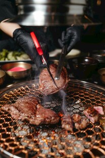 炭火上的美味烤肉时刻