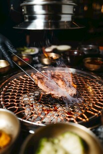 炭火上的美味烤肉