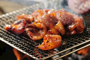 炭火上的美味烤肉
