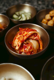 韩式泡菜碗中的美味
