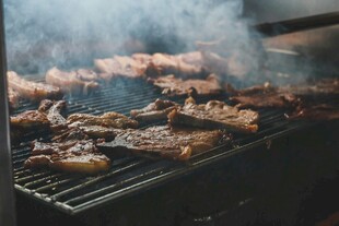户外烧烤架上的美味烤肉