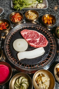 丰盛韩式烤肉美食拼盘