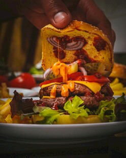 美味牛肉卷被拿起