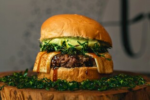 美味双层牛肉蔬菜汉堡