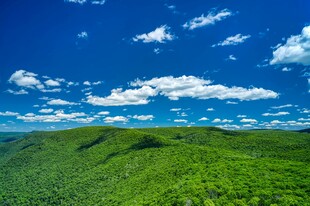 翠绿山峦与蓝天相映成趣