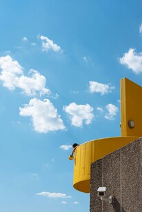 黄色建筑上的天空景致