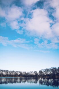 宁静湖面与蓝天白云美景