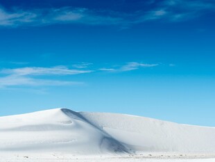 蓝天白雪下的壮丽沙丘