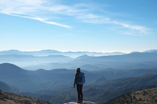 一人独赏壮丽山峦美景