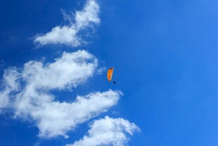 蓝天中飞翔的橙色风筝