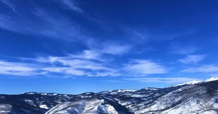 壮丽雪山蓝天美景