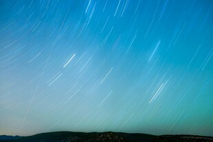 夜空星轨下的静谧山峦