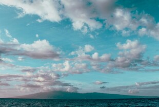 蓝天云海下的广阔景致