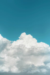 蓝天之上的蓬松白云