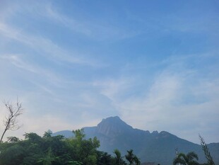 蓝天青山间的自然景致