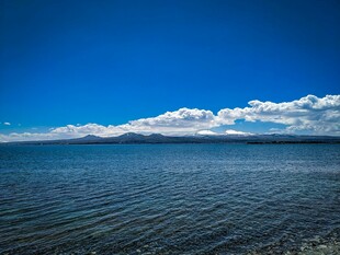 蓝天碧海间的宁静景致