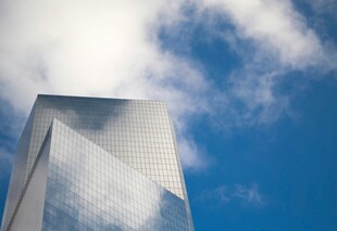 高耸入云的现代摩天大楼