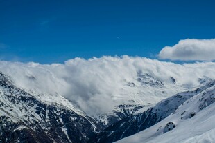 壮丽雪山云海景观