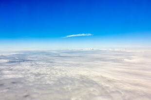 高空俯瞰云海蓝天美景