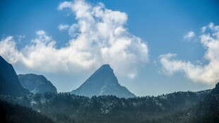 壮丽山景与蓝天白云