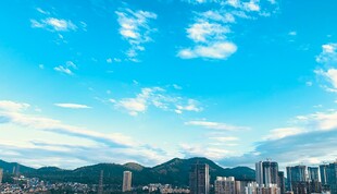 城市天际线与蓝天白云