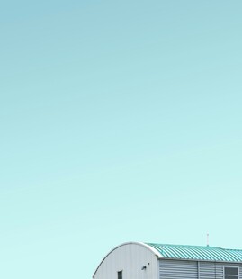 蓝天映衬下的白色建筑