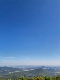 山峦蓝天美景