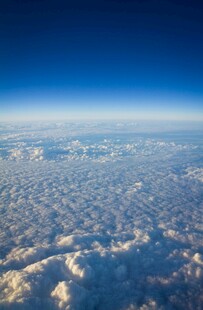 高空俯瞰云海壮丽景观