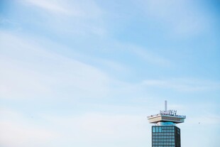 高耸入云的现代摩天大楼