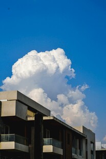 蓝天白云下的现代建筑