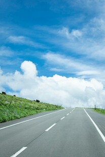 宽阔公路伸向蓝天白云