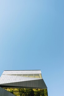 现代建筑仰拍蓝天景致