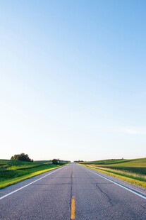 宽阔公路伸向远方