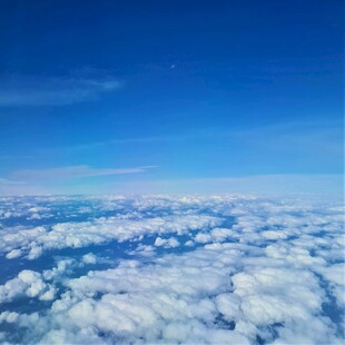 高空俯瞰云海蓝天美景