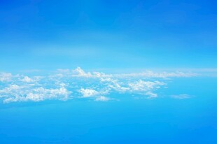 高空俯瞰的蔚蓝云海