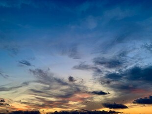 黄昏时分的绚烂天空