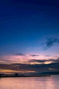 黄昏湖畔美景