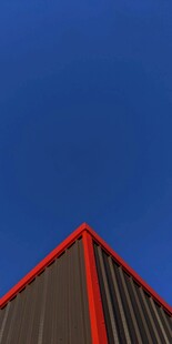 红顶建筑与湛蓝天空