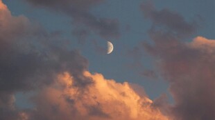 黄昏天空中的弯弯新月