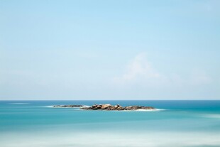 碧海孤礁的静谧美景