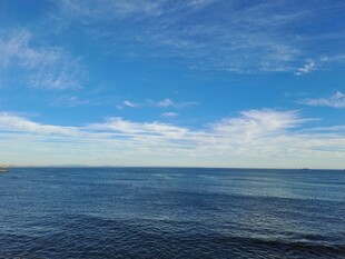 广阔蓝天碧海风景图