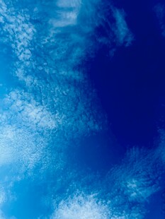 梦幻蓝色天空背景图