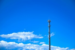 蓝天中的通信信号塔