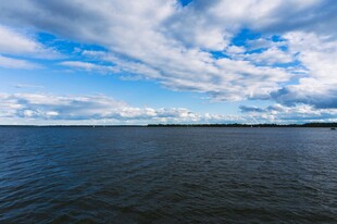 广阔湖面与蓝天白云美景