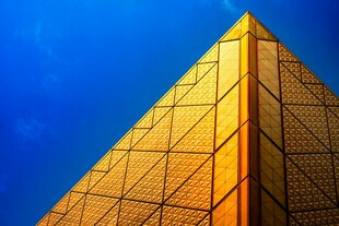 金色金字塔建筑特写