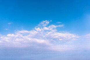 蓝天飘着几朵白云