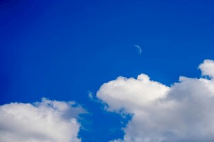 蓝天飘白云伴月牙
