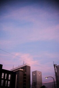 城市上空的梦幻粉紫色天空
